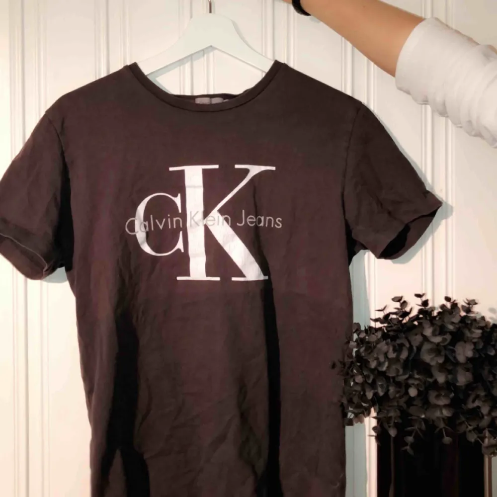 Calvin Klein T-shirt! Fint skick och är i storlek M men skulle kunna säga S🌞. Skjortor.