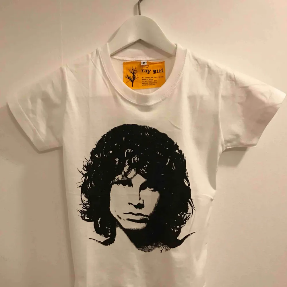 Jim Morrison tee för barn, som en storlek 110, passar barn mellan 3-6 år. 25:- frakt 9:-. T-shirts.