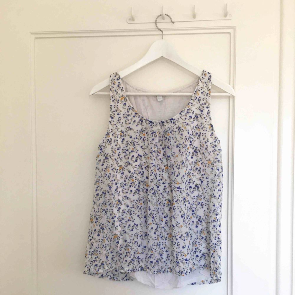 Cute Flower Top by TomTaylor!  Good condition  Pick up or shipping (shipping cost 59kr extra). Toppar.
