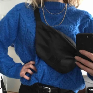  - Stilrent svart fanny pack. Knappt använd, inga tecken på slitage.  Frakt tillkommer