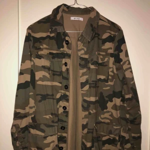  - Så snygg kamoflaugemönstrad jacka från NAKD. Väl använd men i gott skick.