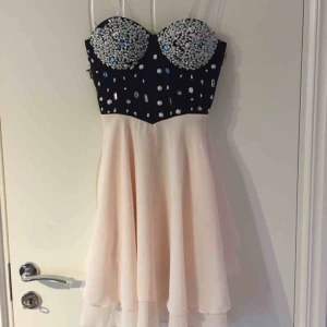  - Söt festklänning. Använd en gång. Skulle säga att det är en S i storlek. Köpare står för frakt :)