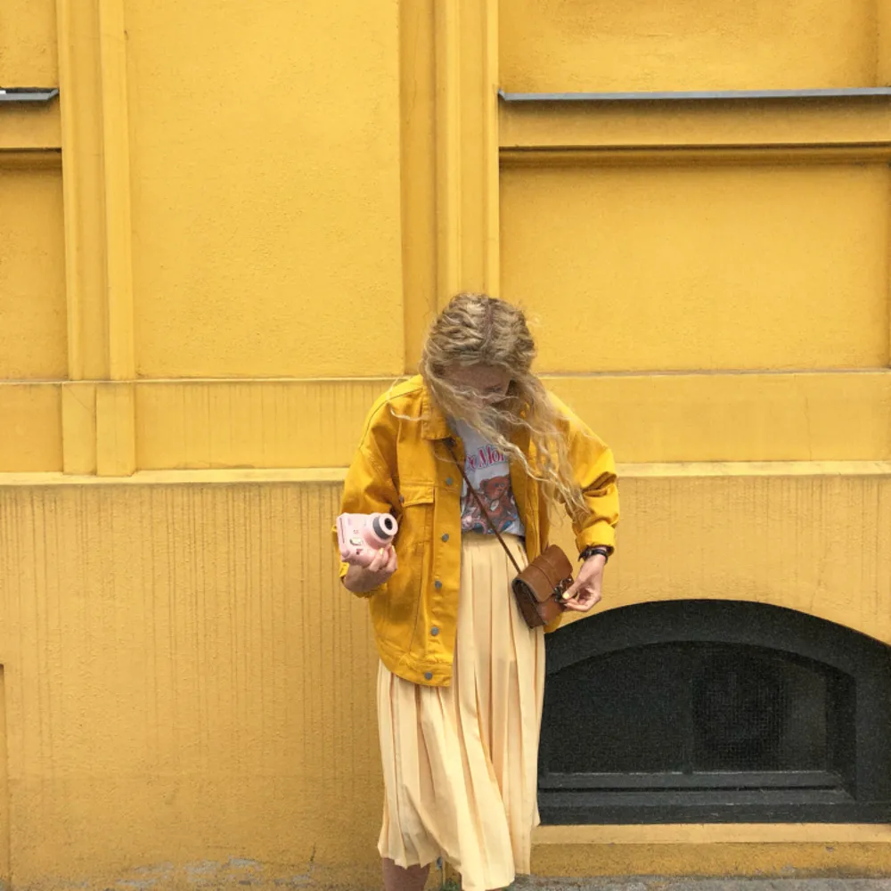 Supergullig gul midjekjol, köpt i en vintage butik i Paris!✨⭐️💫 Kjolen har resor i midjan, så går att anpassa efter storlek. Kan mötas upp i Stockholm, eller frakta mot fraktkostnad. . Kjolar.