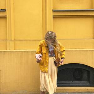 Supergullig gul midjekjol, köpt i en vintage butik i Paris!✨⭐️💫 Kjolen har resor i midjan, så går att anpassa efter storlek. Kan mötas upp i Stockholm, eller frakta mot fraktkostnad. 