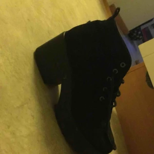  - Extremt sköna OCH snygga skor.  Köparen står för frakt 💕