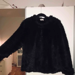  - Säljer min fina fakepäls, möts gärna i Stockholm men kan även frakta. Storlek M men jag som har XS/S har gillat den lite oversized. 💕 