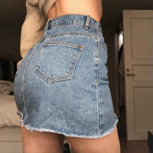  - Jeanskjol från Brandy Melville i storlek S men är som en XS. Nyskick och säljs pågrund av fel storlek. Färgen ser ut som på bild 1! Nypris 300kr❤️❤️