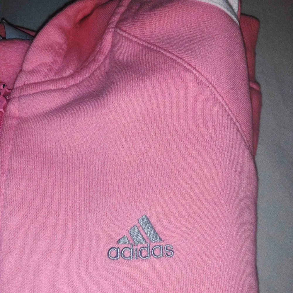 Adidas Kofta ( i rosa som på första bilden) Frakt ingår alltid . Tröjor & Koftor.