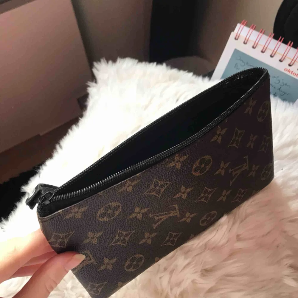 Superfin plånbok/necessär med Louis Vuitton-motiv, ej äkta😊. Accessoarer.