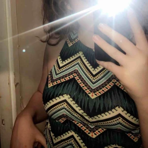  - Snygg somrig Crop-linne! Storlek S men funkar för mig som har storlek M också. 🌹🌹Frakt ingår ej. Finns i Motala eller kan tas till Linköping. 