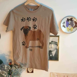  - Gulligaste T-shirten med en mops på. Köpt på beyond retro, snygg under förslagsvis hängselbyxor, mm!