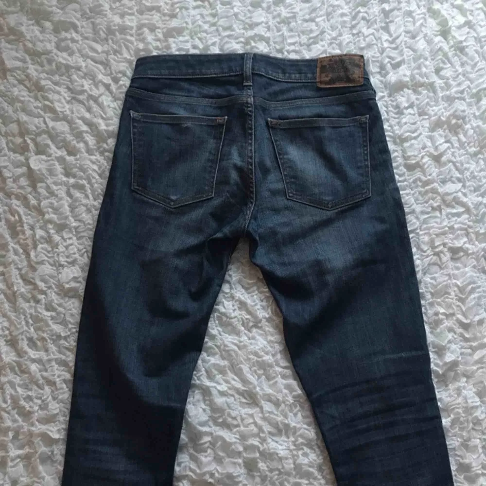 Äkta crocker-jeans som säljs då jag ej använder dem. Benen har sytts upp för att de var för långa (jag är 172cm) bra skick. Orginalpris ca 700kr Frakt ingår i priset, jag står inte för om posten slarvar bort paketet.. Jeans & Byxor.