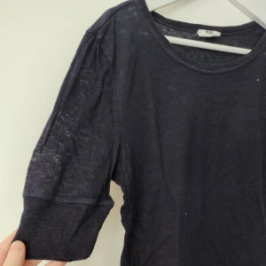  - Mörkblå T-shirt med lite längre ärm från HM studio i lin. Frakt tillkommer