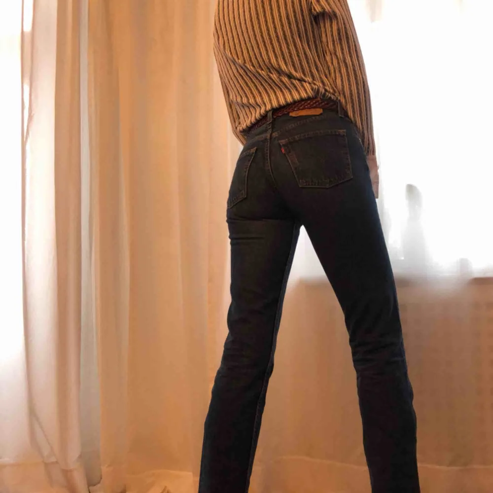 Mörkblå Levi’s 501 jeans. Stlk. W28L34. Köpta secondhand i Paris därmed en lite uppklippning i sömmen längst ner, går lätt att sy ihop om önskas. Köparen står för frakt, kan även mötas upp!. Jeans & Byxor.