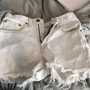  - Levis shorts, inköpa på urban outfitters för cirka 550 kronor. Säljes då de är för stora i midjan på mig, jag är en storlek 34 vanligtvis. Motsvarar en storlek M ungefär! 
