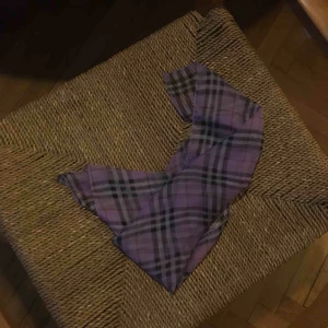  - Sjal som har en liten upprivning på kanten. Annars superfin! 