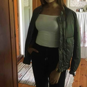  - Khaki grön bomberjacka! Använd vid 1/2 tillfällen, säljs då den ej kommer till användning! Den är super snygg