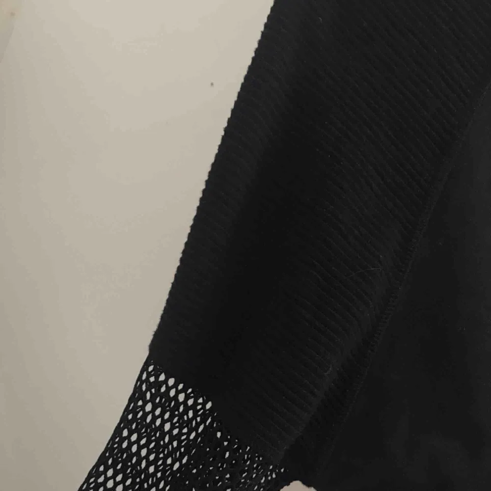 svart sweatshirt med nät vid armbågarna. tröjan har muddar. fint skick 🌟 köpare står för frakt!. Hoodies.