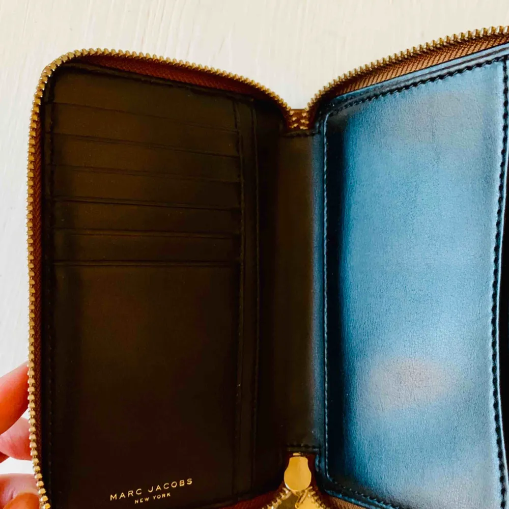 Ljusbrun wristlet plånbok från Marc Jacobs.  iPhone 8 får plats i mobil facket. Använd 2 gånger. . Väskor.