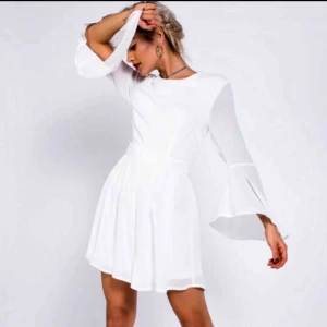  - Vit romper/playsuit från madlady. Köpt för 499kr och endast använd 1 gång.