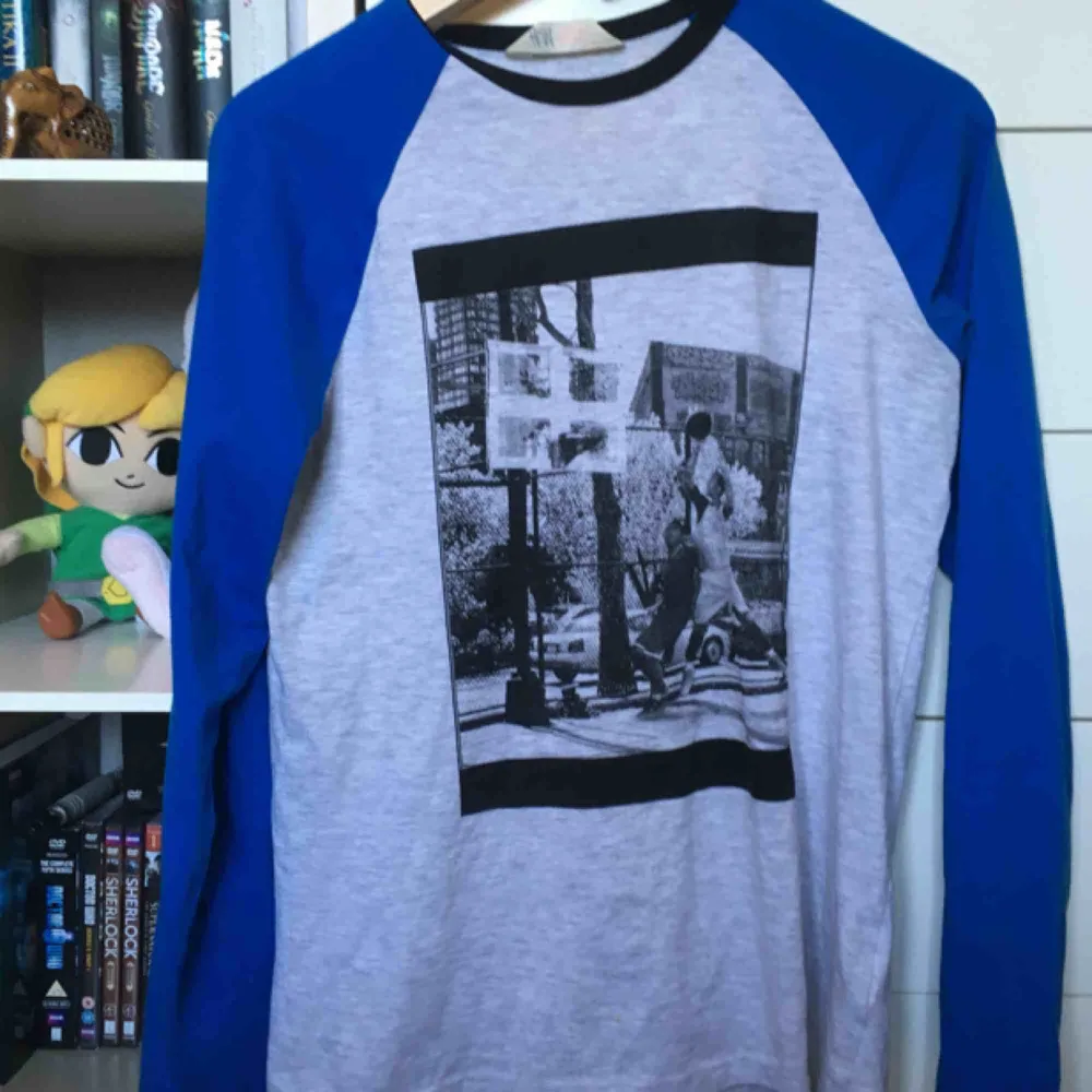 Cool långärmad tröja från H&Ms killavdelning. Endast använd ett fåtal gånger. 🏀🐸 vid frakt betalar köparen frakt (60 kr) 🚨. Toppar.