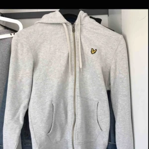  - Nästan oanvänd Lyle & Scott hoodie