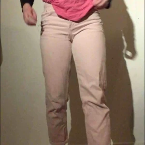  - blekrosa boyfriendjeans från hm, endast använd ett fåtal gånger. rippad på fickorna fram och bak smat lite på benen. möts upp i uppsala möjligtvis sthlm, fraktar inte :) 