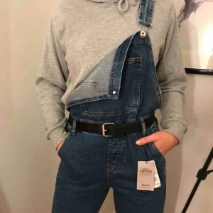  - Helt nya hängselbyxor. Aldrig använda. Budning om fler är intresserade