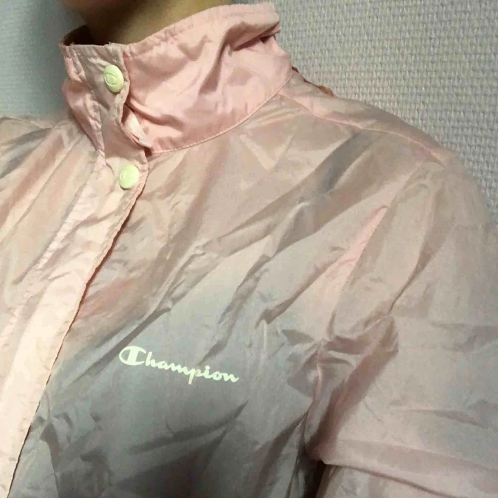 Pastellrosa windbreaker från champion, köpt second hand. Står strl 155 men är ganska stor, passar XS-S. Den har en luva . Jackor.