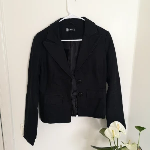  - Frakt ingår🌹 Fin men casual kavaj från Only, har även knappar på ärmarna