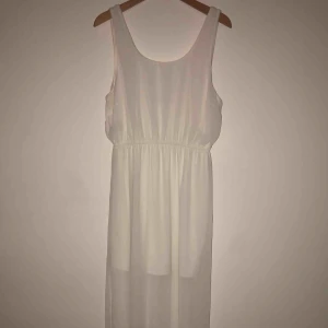  - vit långklänning som är genomskinlig från knäna neråt, storlek 42. Frakt tillkommer!