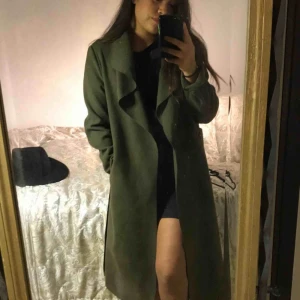  - Mörk/militär grön kappa köpt från boohoo i storlek S Använd 2-5 gånger, Skick:9/10