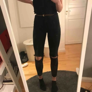  - Svarta jeans från topshop me hål på knäna. L50 w28