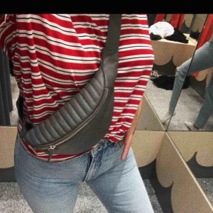  - Såååå snygg o aningen annorlunda beltbag! I grå läderimitation! Nypris runt 700 och köpt i en dansk liten butik Frakt: 55kr 