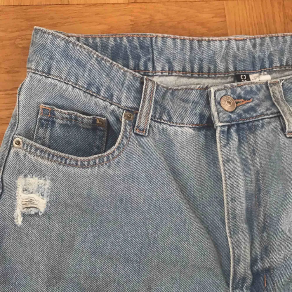 Slitna jeans Super bra skick! Storlek 38 Fraktar( köparen stör för kostnaden) . Jeans & Byxor.