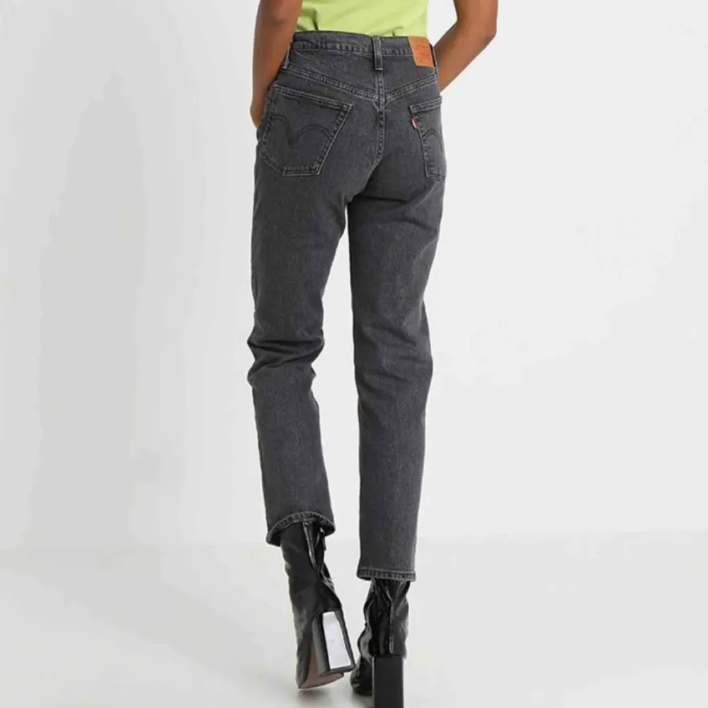 NYA! Levis Crop 501 Säljes pga fel storlek. Jeans & Byxor.