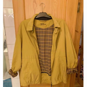  - Senaps gul gubb jacka 👴🏻✨ Sjukt fin att ha på sig om man rullar upp ärmarna så man ser mönstret inuti, sen finns det väldigt många fickor för att ha grejer i! 🧥 Köparen betalar för frakt 📮  Katt finns i hemmet 