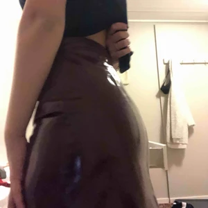  - Säljer en röd/lila lack kjol som jag köpt här på plick💕 kan fraktas mot fraktkostnad 