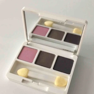  - Ögonskuggspalett från Clinique i tre fina färger. Öppnad förpackning men helt oanvänd! Ordinarie pris 325kr