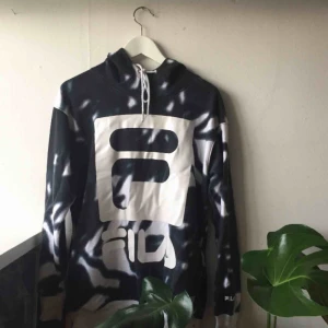  - Hoodie från fila. Frakt tillkommer :)