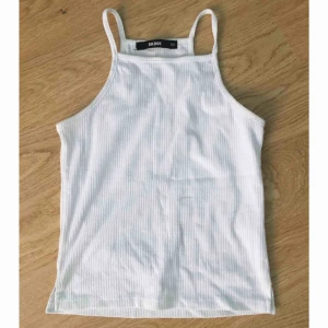  - Vitt linne/vit topp i storlek XS, knappt använd så mycket bra skick! Nypris 130. Kan mötas upp i Stockholm eller skicka mot fraktkostnad (18:-)
