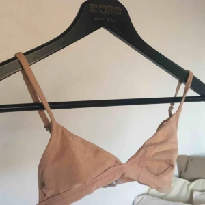  - Snygg nude bralette, använd 1 gång 🌟👏🏼 Fraktar + möts upp i uppsala✨