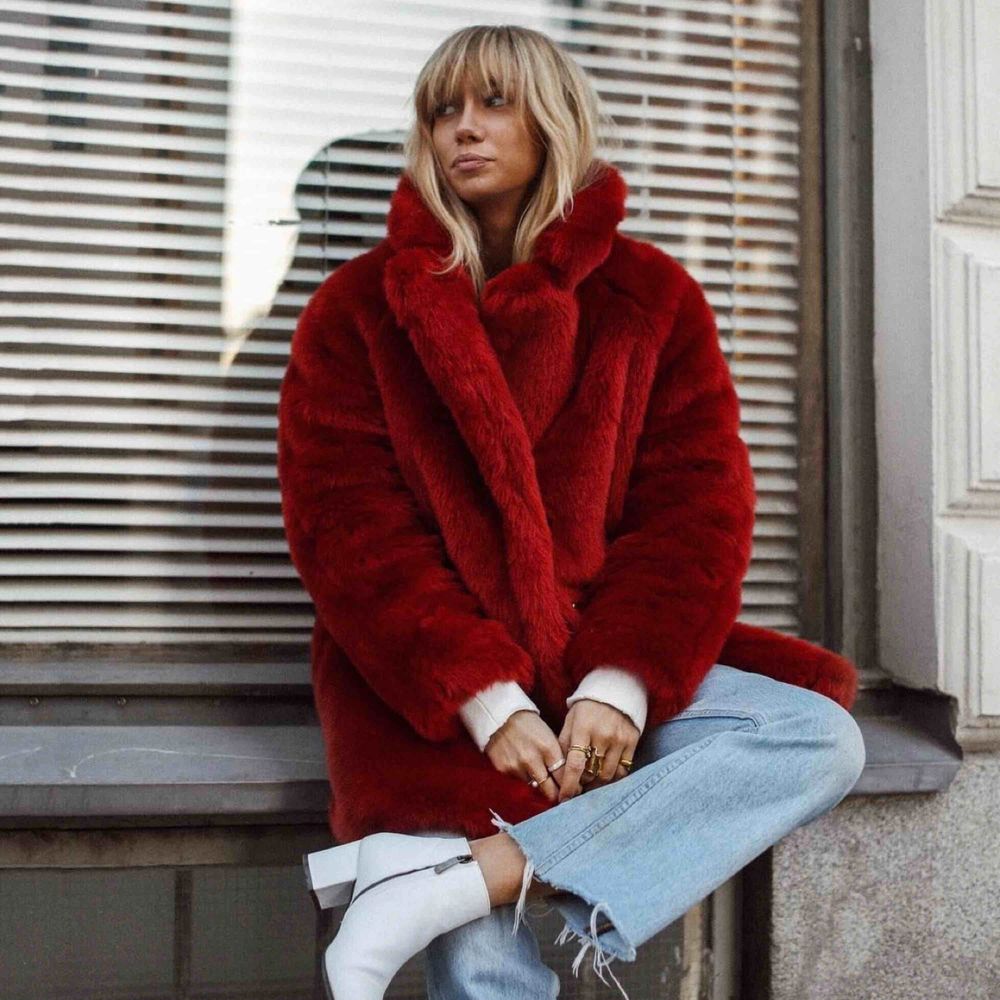 Röd fluffig pälsjacka ifrån H&M | Plick Second Hand