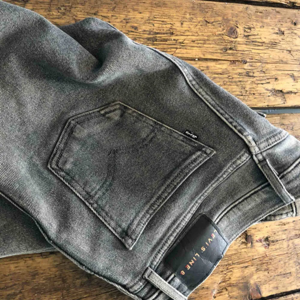 Levis Line 8, storlek 28. Grå. Tight passform. Avsmalnade ben. Använda någon gång, säljes pga. För stora. . Jeans & Byxor.