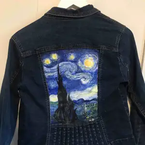 Jeans jacka från Pret ( ny pris ca 700kr) Handmålad starry night på ryggen  Den är målad med akrylfärg vilket gör att den kommer flagna lite med tvätt, men som tur behöver man ju inte tvätta jackor så 🙂