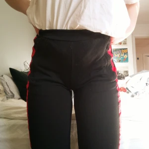  - Sköna, vida byxor från SheIn, knappt använda. Höga i midjan och i bra skick 💜  Köparen står för frakt!