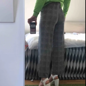  - Supersköna byxor från Gina Tricot. Tyvärr aldrig fått användning för dom så dom är praktiskt taget nya. Kan mötas upp i Lund/Malmö eller frakta för 50kr extra. 