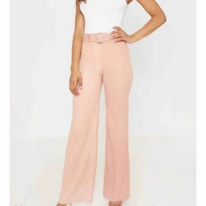  - Säljer dessa byxor från prettylittlething, aldrig använda och lapparna sitter kvar. Storlek 6 vilket på hemsidan motsvarar 36. Passade inte och frakten tillbaka blir för dyr.