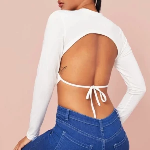 Snygg topp! - Säljer denna topp i strl xs och med öppen rygg med knytning! Aldrig använd 