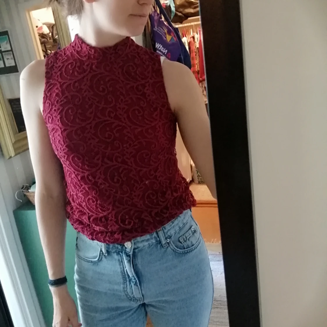 Vinrött Linne med spets och hög krage - 90